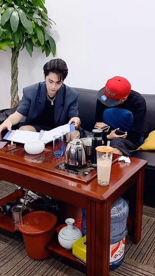 同事相互吃瓜,同事间的那些“吃瓜”故事