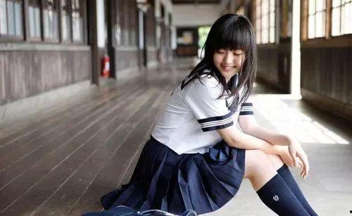 校服美女吃瓜视频,校服美女吃瓜视频引发热议